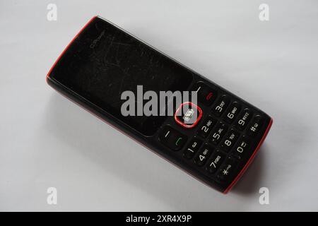 Terengganu, Malaysia - 24. August 2024 : Nahaufnahme der schwarzen leagoo c Power-Tastatur-Telefone auf isoliertem Hintergrund Stockfoto