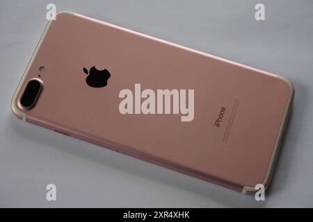 Terengganu, Malaysia - 24. August 2024 : Nahaufnahme der Rückseite des Apple iphone 7 plus auf isoliertem Hintergrund. Pink Apple iphone 7. Stockfoto