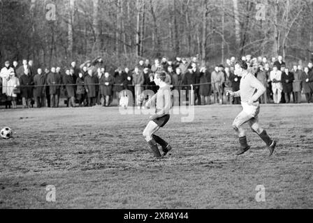 Das Fußballspiel wird zum Wasserballett. Royal HFC Possible Against Old Internationals, Whizgle Dutch News: Historische Bilder für die Zukunft. Erkunden Sie die Vergangenheit der Niederlande mit modernen Perspektiven durch Bilder von niederländischen Agenturen. Verbinden der Ereignisse von gestern mit den Erkenntnissen von morgen. Begeben Sie sich auf eine zeitlose Reise mit Geschichten, die unsere Zukunft prägen. Stockfoto