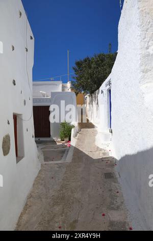 Griechische Dorfallee, Spaziergang durch die kalkgetünchten Gebäude. Stockfoto