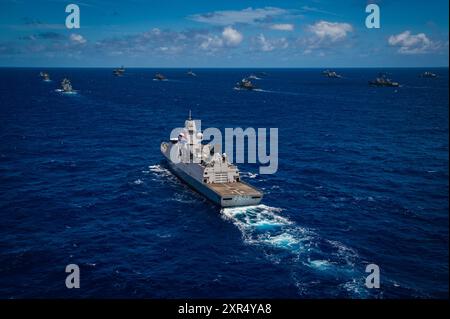 Die Fregatte der Provininciën-Klasse HNLMS Tromp (F803) der Royal Netherlands Navy de Zeven befindet sich während der Phase der Übung Rim of the Pacific (RIMPAC) 2024 in Formation. 29 Nationen, 40 Überlandschiffe, drei U-Boote, 14 nationale Landstreitkräfte, mehr als 150 Flugzeuge und 25.000 Mitarbeiter nehmen vom 27. Juni bis 1. August an der RIMPAC Teil. RIMPAC, die weltweit größte internationale Übung im Seeverkehr, bietet eine einzigartige Ausbildungsmöglichkeit und fördert und pflegt Kooperationsbeziehungen zwischen den Teilnehmern, die für die Sicherheit von Seeschiffen und Seeschiffen von entscheidender Bedeutung sind Stockfoto