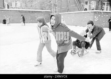 Eisspaß auf dem Schulhof der Floraschool, Eis, Eislaufbahn, Eishockey, Haarlem, Florapark, Niederlande, 24-01-1979, Whizgle Dutch News: historische Bilder für die Zukunft. Erkunden Sie die Vergangenheit der Niederlande mit modernen Perspektiven durch Bilder von niederländischen Agenturen. Verbinden der Ereignisse von gestern mit den Erkenntnissen von morgen. Begeben Sie sich auf eine zeitlose Reise mit Geschichten, die unsere Zukunft prägen. Stockfoto