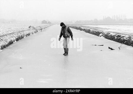 Prüfen Sie, ob das Eis zuverlässig ist, Eis, Eislaufbahn, Eishockey, 09-01-1986, Whizgle Dutch News: historische Bilder für die Zukunft. Erkunden Sie die Vergangenheit der Niederlande mit modernen Perspektiven durch Bilder von niederländischen Agenturen. Verbinden der Ereignisse von gestern mit den Erkenntnissen von morgen. Begeben Sie sich auf eine zeitlose Reise mit Geschichten, die unsere Zukunft prägen. Stockfoto