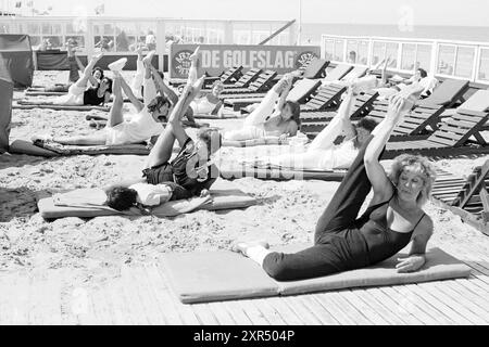 Aerobic Tanz, Strand pav. 16, Zandvoort, Tanzen, Zandvoort, Strandpaviljoen 16, 13-06-1983, Whizgle Dutch News: Historical Images Tailored for the Future. Erkunden Sie die Vergangenheit der Niederlande mit modernen Perspektiven durch Bilder von niederländischen Agenturen. Verbinden der Ereignisse von gestern mit den Erkenntnissen von morgen. Begeben Sie sich auf eine zeitlose Reise mit Geschichten, die unsere Zukunft prägen. Stockfoto