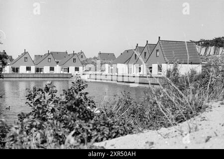 Häuser im Ferienpark Gran Dorado Zandvoort (später Center Parcs Park Zandvoort)., Zandvoort, 11-07-1990, Whizgle Dutch News: Historische Bilder zugeschnitten auf die Zukunft. Erkunden Sie die Vergangenheit der Niederlande mit modernen Perspektiven durch Bilder von niederländischen Agenturen. Verbinden der Ereignisse von gestern mit den Erkenntnissen von morgen. Begeben Sie sich auf eine zeitlose Reise mit Geschichten, die unsere Zukunft prägen. Stockfoto