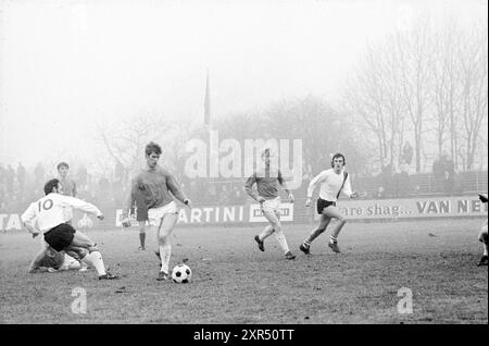 Football Match Edo, 00-01-1971, Whizgle Dutch News: Historische Bilder für die Zukunft. Erkunden Sie die Vergangenheit der Niederlande mit modernen Perspektiven durch Bilder von niederländischen Agenturen. Verbinden der Ereignisse von gestern mit den Erkenntnissen von morgen. Begeben Sie sich auf eine zeitlose Reise mit Geschichten, die unsere Zukunft prägen. Stockfoto