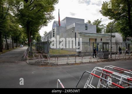 Berlin, Deutschland. August 2024. Die iranische Botschaft in Berlin wurde am 8. August 2024 zu einem Schwerpunkt der diplomatischen und öffentlichen Kontrolle, da die Spannungen im Nahen Osten zwischen Iran und Israel eskalieren. Die jüngste Ermordung von Hamas- und Hisbollah-Führern hat die Angst vor einem umfassenderen Konflikt, an dem der Iran und seine regionalen Verbündeten beteiligt sind, verstärkt. Außerhalb der iranischen Botschaft in Berlin wurde die Sicherheit als Reaktion auf wachsende Bedenken über Proteste und potenzielle Bedrohungen sichtbar erhöht. In Deutschland hat die Situation eine hitzige Debatte über die mögliche militärische Rolle des Landes bei der Unterstützung Israels ausgelöst Stockfoto