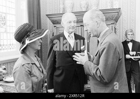 Abschied Bürgermeister Nawijn Juwel. Zandvoort, Bürgermeister, 30-06-1977, Whizgle Dutch News: Historische Bilder zugeschnitten auf die Zukunft. Erkunden Sie die Vergangenheit der Niederlande mit modernen Perspektiven durch Bilder von niederländischen Agenturen. Verbinden der Ereignisse von gestern mit den Erkenntnissen von morgen. Begeben Sie sich auf eine zeitlose Reise mit Geschichten, die unsere Zukunft prägen. Stockfoto