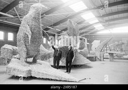 Blumenparadewagen sind bereit, in einer überdachten Halle mit Blumen versehen zu werden, 00-04-1965, Whizgle Dutch News: Historische Bilder zugeschnitten auf die Zukunft. Erkunden Sie die Vergangenheit der Niederlande mit modernen Perspektiven durch Bilder von niederländischen Agenturen. Verbinden der Ereignisse von gestern mit den Erkenntnissen von morgen. Begeben Sie sich auf eine zeitlose Reise mit Geschichten, die unsere Zukunft prägen. Stockfoto