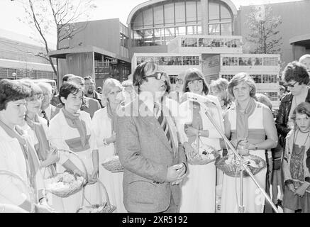 Eröffnung des NZH-Bahnhofs Haarlem, Noord Zuid Hollandse Vervoersmaatschappij N.V., NZ, Eröffnung, Eröffnung, Inbetriebnahme, 11-06-1977, Whizgle Dutch News: Historical Images Tailored for the Future. Erkunden Sie die Vergangenheit der Niederlande mit modernen Perspektiven durch Bilder von niederländischen Agenturen. Verbinden der Ereignisse von gestern mit den Erkenntnissen von morgen. Begeben Sie sich auf eine zeitlose Reise mit Geschichten, die unsere Zukunft prägen. Stockfoto