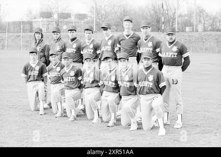 Bloemendaal Team and Heads, Baseball, Baseball Kinheim, 12-03-1988, Whizgle Dutch News: Historical Images Tailored for the Future. Erkunden Sie die Vergangenheit der Niederlande mit modernen Perspektiven durch Bilder von niederländischen Agenturen. Verbinden der Ereignisse von gestern mit den Erkenntnissen von morgen. Begeben Sie sich auf eine zeitlose Reise mit Geschichten, die unsere Zukunft prägen. Stockfoto