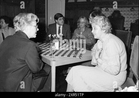 Arbeitsbesuch des Kommissars der Königin Zandvoort, Zandvoort, Zandvoort, 21-03-1985, Whizgle Dutch News: Historische Bilder zugeschnitten auf die Zukunft. Erkunden Sie die Vergangenheit der Niederlande mit modernen Perspektiven durch Bilder von niederländischen Agenturen. Verbinden der Ereignisse von gestern mit den Erkenntnissen von morgen. Begeben Sie sich auf eine zeitlose Reise mit Geschichten, die unsere Zukunft prägen. Stockfoto