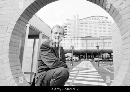 Herr Van Tunen vor dem Hotel Huis ter Duin, Noordwijk, Noordwijk, 14-11-1991, Whizgle Dutch News: Historische Bilder für die Zukunft. Erkunden Sie die Vergangenheit der Niederlande mit modernen Perspektiven durch Bilder von niederländischen Agenturen. Verbinden der Ereignisse von gestern mit den Erkenntnissen von morgen. Begeben Sie sich auf eine zeitlose Reise mit Geschichten, die unsere Zukunft prägen. Stockfoto