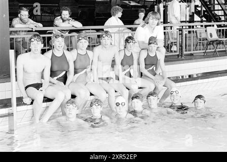 Schwimmerinnen und Schwimmer im Schwimmbad., 00-00-1978, Whizgle Dutch News: Historische Bilder zugeschnitten auf die Zukunft. Erkunden Sie die Vergangenheit der Niederlande mit modernen Perspektiven durch Bilder von niederländischen Agenturen. Verbinden der Ereignisse von gestern mit den Erkenntnissen von morgen. Begeben Sie sich auf eine zeitlose Reise mit Geschichten, die unsere Zukunft prägen. Stockfoto