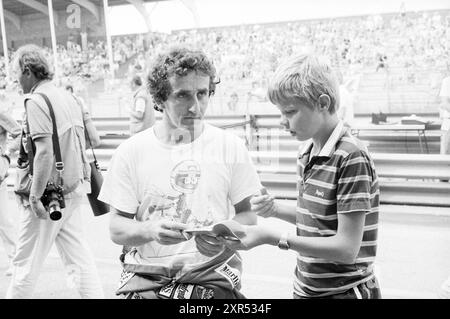 Rob Engering's Wish for Children on the Circuit, Circuit Zandvoort, Grand Prix, Children, Kid, Kinderheime, Kinderparty, Kinder, Zandvoort, 24-08-1984, Whizgle Dutch News: historische Bilder für die Zukunft. Erkunden Sie die Vergangenheit der Niederlande mit modernen Perspektiven durch Bilder von niederländischen Agenturen. Verbinden der Ereignisse von gestern mit den Erkenntnissen von morgen. Begeben Sie sich auf eine zeitlose Reise mit Geschichten, die unsere Zukunft prägen. Stockfoto