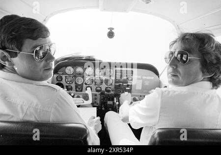 Martinair Lelystad: Stuntfliegen, Udo kauft an der Steuerung, Leute, Flugzeuge, Lelystad, 04-08-1981, Whizgle Dutch News: historische Bilder für die Zukunft. Erkunden Sie die Vergangenheit der Niederlande mit modernen Perspektiven durch Bilder von niederländischen Agenturen. Verbinden der Ereignisse von gestern mit den Erkenntnissen von morgen. Begeben Sie sich auf eine zeitlose Reise mit Geschichten, die unsere Zukunft prägen. Stockfoto