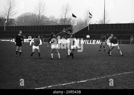 Football Match, 00-00-1972, Whizgle Dutch News: Historische Bilder für die Zukunft. Erkunden Sie die Vergangenheit der Niederlande mit modernen Perspektiven durch Bilder von niederländischen Agenturen. Verbinden der Ereignisse von gestern mit den Erkenntnissen von morgen. Begeben Sie sich auf eine zeitlose Reise mit Geschichten, die unsere Zukunft prägen. Stockfoto