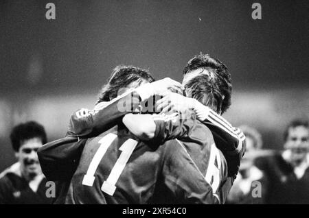AZ'67 spielt in der dritten Runde des UEFA-Cups gegen den FK Radnički Niš (Jugoslawien) im de Alkmaarderhout-Stadion in Alkmaar. Es wurde 5:0. Play Football., Alkmaar, 12.10.1980, Whizgle Dutch News: Historical Images Tailored for the Future. Erkunden Sie die Vergangenheit der Niederlande mit modernen Perspektiven durch Bilder von niederländischen Agenturen. Verbinden der Ereignisse von gestern mit den Erkenntnissen von morgen. Begeben Sie sich auf eine zeitlose Reise mit Geschichten, die unsere Zukunft prägen. Stockfoto