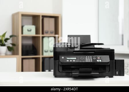 Moderner Drucker auf weißem Tisch im Büro Stockfoto