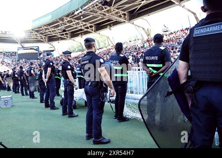 Nantes, Frankreich. August 2024. Allgemeine Ansicht der Sicherheitsmannschaft Fußball/Fußball : Sicherheitseinheit warnt vor Zuschauern während der Olympischen Spiele 2024 Männer Fußball Bronze Medaillenspiel zwischen Ägypten 0-6 Marokko im Stade de la Beaujoire in Nantes, Frankreich . Quelle: Mutsu Kawamori/AFLO/Alamy Live News Stockfoto