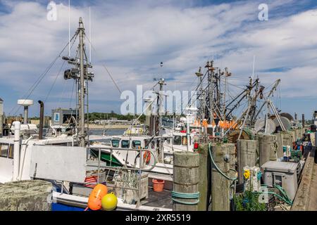 Details zu kommerziellen Fischerbooten am Dock bei Gosmans in montauk Stockfoto