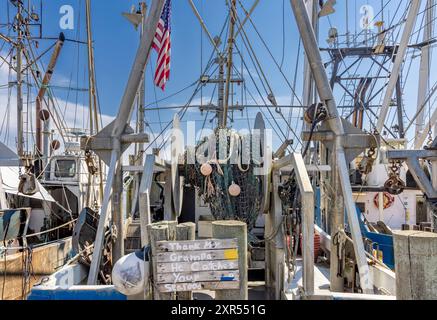 Ein kommeristisches Fischereifahrzeug hat bei den Gosmans in montauk angedockt Stockfoto