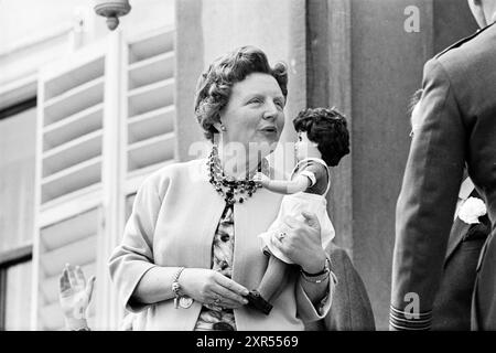 Birthday her Majesty the Queen Juliana, Royal Birthdays, 01-05-1961, Whizgle Dutch News: Historical Images Tailored for the Future. Erkunden Sie die Vergangenheit der Niederlande mit modernen Perspektiven durch Bilder von niederländischen Agenturen. Verbinden der Ereignisse von gestern mit den Erkenntnissen von morgen. Begeben Sie sich auf eine zeitlose Reise mit Geschichten, die unsere Zukunft prägen. Stockfoto