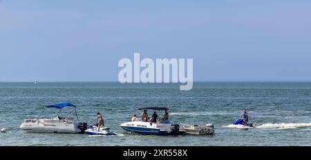 Gruppe von Menschen, die Spaß mit Booten und Jetskis haben Stockfoto