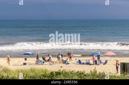 Ein sonniger Tag mit Menschen, die einen Strand von montauk anlocken Stockfoto