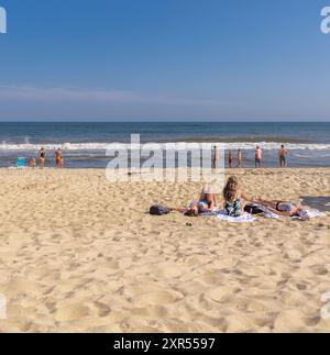 Menschen, die einen Sommertag am Strand in montauk, ny, genießen Stockfoto