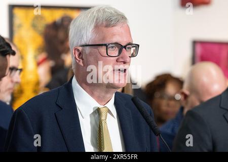 Senator Brian Kavanagh spricht, als Bürgermeister Eric Adams am 8. August 2024 in der 14th Street Y in New York eine Ankündigung zur öffentlichen Sicherheit und Lebensqualität macht Stockfoto