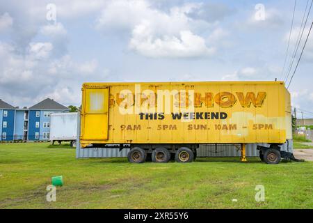 KENNER, LA, USA - 22. MAI 2024: Verblichenes Schild an der Seite der Trailer-Werbung „Gun Show This Weekend“ in der Nähe des Pontchartrain Center Stockfoto