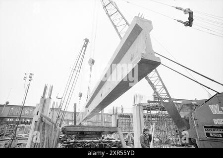 Bericht über den Transport und die Installation schwerer Stahlträger für den Bau., Whizgle Dutch News: Historical Images Tailored for the Future. Erkunden Sie die Vergangenheit der Niederlande mit modernen Perspektiven durch Bilder von niederländischen Agenturen. Verbinden der Ereignisse von gestern mit den Erkenntnissen von morgen. Begeben Sie sich auf eine zeitlose Reise mit Geschichten, die unsere Zukunft prägen. Stockfoto