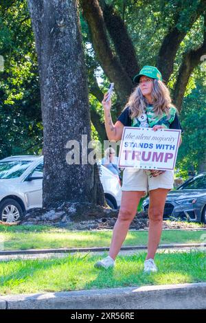 NEW ORLEANS, LA, USA - 24. JUNI 2024: Trump-Unterstützerin mit Make America Great Again-Hut wartet auf die Ankunft von Trump für eine Spendenaktion Stockfoto