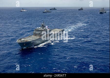 Das südkoreanische Panzerlandeschiff ROKS Cheon Ja Bong (LST 687) segelt am 22. Juli 2024 vor der Küste Hawaiis während der Übung Rim of the Pacific (RIMPAC) in Formation. 29 Nationen, 40 Überlandschiffe, drei U-Boote, 14 nationale Landstreitkräfte, mehr als 150 Flugzeuge und 25.000 Mitarbeiter nehmen vom 27. Juni bis 1. August an der RIMPAC Teil. RIMPAC, die weltweit größte internationale Übung im Seeverkehr, bietet eine einzigartige Schulungsmöglichkeit und fördert und pflegt Kooperationsbeziehungen zwischen den Teilnehmern, die für die Sicherheit von Seeschiffen und Seeschiffen von entscheidender Bedeutung sind Stockfoto