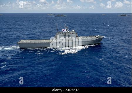 Das südkoreanische Panzerlandeschiff ROKS Cheon Ja Bong (LST 687) segelt am 22. Juli 2024 vor der Küste Hawaiis während der Übung Rim of the Pacific (RIMPAC) in Formation. 29 Nationen, 40 Überlandschiffe, drei U-Boote, 14 nationale Landstreitkräfte, mehr als 150 Flugzeuge und 25.000 Mitarbeiter nehmen vom 27. Juni bis 1. August an der RIMPAC Teil. RIMPAC, die weltweit größte internationale Übung im Seeverkehr, bietet eine einzigartige Schulungsmöglichkeit und fördert und pflegt Kooperationsbeziehungen zwischen den Teilnehmern, die für die Sicherheit von Seeschiffen und Seeschiffen von entscheidender Bedeutung sind Stockfoto