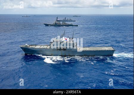 Das südkoreanische Panzerlandeschiff ROKS Cheon Ja Bong (LST 687) segelt am 22. Juli 2024 vor der Küste Hawaiis während der Übung Rim of the Pacific (RIMPAC) in Formation. 29 Nationen, 40 Überlandschiffe, drei U-Boote, 14 nationale Landstreitkräfte, mehr als 150 Flugzeuge und 25.000 Mitarbeiter nehmen vom 27. Juni bis 1. August an der RIMPAC Teil. RIMPAC, die weltweit größte internationale Übung im Seeverkehr, bietet eine einzigartige Schulungsmöglichkeit und fördert und pflegt Kooperationsbeziehungen zwischen den Teilnehmern, die für die Sicherheit von Seeschiffen und Seeschiffen von entscheidender Bedeutung sind Stockfoto