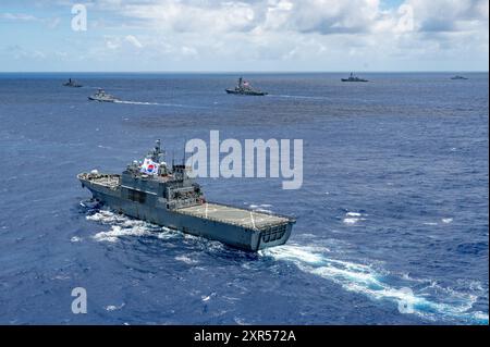 Das südkoreanische Panzerlandeschiff ROKS Cheon Ja Bong (LST 687) segelt am 22. Juli 2024 vor der Küste Hawaiis während der Übung Rim of the Pacific (RIMPAC) in Formation. 29 Nationen, 40 Überlandschiffe, drei U-Boote, 14 nationale Landstreitkräfte, mehr als 150 Flugzeuge und 25.000 Mitarbeiter nehmen vom 27. Juni bis 1. August an der RIMPAC Teil. RIMPAC, die weltweit größte internationale Übung im Seeverkehr, bietet eine einzigartige Schulungsmöglichkeit und fördert und pflegt Kooperationsbeziehungen zwischen den Teilnehmern, die für die Sicherheit von Seeschiffen und Seeschiffen von entscheidender Bedeutung sind Stockfoto