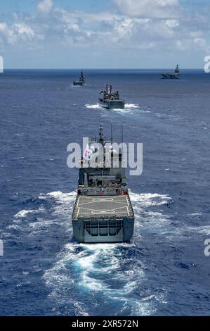 Das südkoreanische Panzerlandeschiff ROKS Cheon Ja Bong (LST 687) segelt am 22. Juli 2024 vor der Küste Hawaiis während der Übung Rim of the Pacific (RIMPAC) in Formation. 29 Nationen, 40 Überlandschiffe, drei U-Boote, 14 nationale Landstreitkräfte, mehr als 150 Flugzeuge und 25.000 Mitarbeiter nehmen vom 27. Juni bis 1. August an der RIMPAC Teil. RIMPAC, die weltweit größte internationale Übung im Seeverkehr, bietet eine einzigartige Schulungsmöglichkeit und fördert und pflegt Kooperationsbeziehungen zwischen den Teilnehmern, die für die Sicherheit von Seeschiffen und Seeschiffen von entscheidender Bedeutung sind Stockfoto