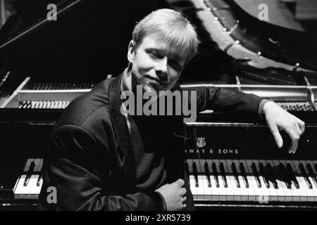 Pianist Duchateau, 14-03-1994, Whizgle Dutch News: Historische Bilder zugeschnitten auf die Zukunft. Erkunden Sie die Vergangenheit der Niederlande mit modernen Perspektiven durch Bilder von niederländischen Agenturen. Verbinden der Ereignisse von gestern mit den Erkenntnissen von morgen. Begeben Sie sich auf eine zeitlose Reise mit Geschichten, die unsere Zukunft prägen. Stockfoto