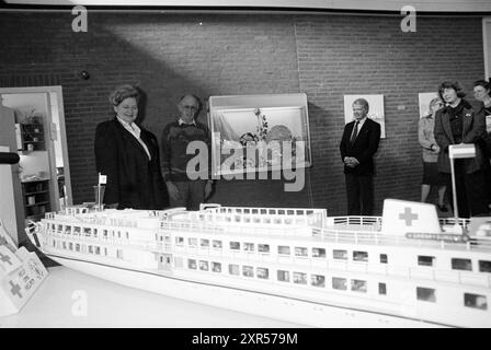 Übergabe des Henry Dunant Roten Kreuzes an Burg. Schmitz [Schiff], Rotes Kreuz, Rotes Kreuz Krankenhaus, 07-03-1990, Whizgle Dutch News: Historische Bilder für die Zukunft zugeschnitten. Erkunden Sie die Vergangenheit der Niederlande mit modernen Perspektiven durch Bilder von niederländischen Agenturen. Verbinden der Ereignisse von gestern mit den Erkenntnissen von morgen. Begeben Sie sich auf eine zeitlose Reise mit Geschichten, die unsere Zukunft prägen. Stockfoto