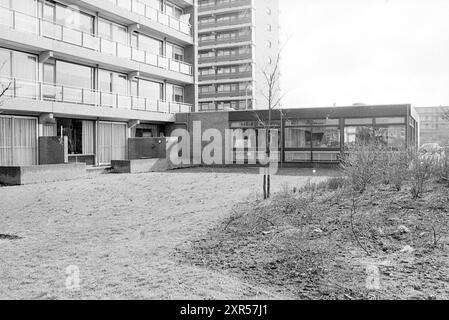 Hinter dem Zeewijk Service Center, Viertel, Gemeindezentren, lokale Geschäfte, Schulungszentren, 24-03-1978, Whizgle Dutch News: Historical Images Tailored for the Future. Erkunden Sie die Vergangenheit der Niederlande mit modernen Perspektiven durch Bilder von niederländischen Agenturen. Verbinden der Ereignisse von gestern mit den Erkenntnissen von morgen. Begeben Sie sich auf eine zeitlose Reise mit Geschichten, die unsere Zukunft prägen. Stockfoto