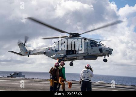 Ein Fregatthubschrauber der Royal Netherlands Navy NH-90 NATO nähert sich dem Flugdeck des Flugzeugträgers USS Carl Vinson (CVN 70) der Nimitz-Klasse an, während das Schiff an der Exercise Rim of the Pacific (RIMPAC) 2024 teilnimmt. 29 Nationen, 40 Überlandschiffe, drei U-Boote, 14 nationale Landstreitkräfte, mehr als 150 Flugzeuge und 25.000 Mitarbeiter nehmen vom 27. Juni bis 1. August an der RIMPAC Teil. RIMPAC ist die weltweit größte internationale maritime Übung und bietet eine einzigartige Ausbildungsmöglichkeit, während gleichzeitig kooperative Beziehungen gefördert und aufrechterhalten werden Stockfoto