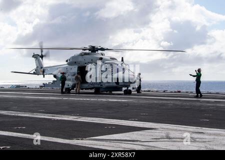 Ein NATO-Fregatthubschrauber der Royal Netherlands Navy NH-90 landet auf dem Flugdeck des Flugzeugträgers USS Carl Vinson (CVN 70) der Nimitz-Klasse, während das Schiff an der Exercise Rim of the Pacific (RIMPAC) 2024 teilnimmt. 29 Nationen, 40 Überlandschiffe, drei U-Boote, 14 nationale Landstreitkräfte, mehr als 150 Flugzeuge und 25.000 Mitarbeiter nehmen vom 27. Juni bis 1. August an der RIMPAC Teil. RIMPAC, die weltweit größte internationale maritime Übung, bietet eine einzigartige Ausbildungsmöglichkeit und fördert und pflegt gleichzeitig kooperative Beziehungen zwischen ihnen Stockfoto