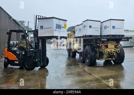 Mitglieder der 751. CSSC Task Force laden am 8. August 2024 persönliche Schutzausrüstung in ein Transportfahrzeug in einem Bereitschaftsbereich in Mullins, S.C. Die Ausrüstung, zu der auch Seile, Schwimmwesten, Sandsäcke, Taschenlampen und Toilettenartikel gehören, wird in Vorbereitung auf mögliche Überschwemmungen durch den Tropensturm Debby vorpositioniert. (Foto der Nationalgarde der US-Armee) Stockfoto