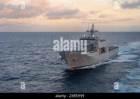 "Cheon Wang Bong-Klasse, ein amphibisches Landungsschiff der Navy der Republik Korea, nähert sich der Naval Replenishment Unit (NRU) Asterix, einem Hilfsschiff der Royal Canadian Navy Resolve Class, am 28. Juli während der Übung Rim of the Pacific (RIMPAC) 2024 im Pazifik an." 29 Nationen, 40 Überlandschiffe, drei U-Boote, 14 nationale Landstreitkräfte, mehr als 150 Flugzeuge und 25.000 Mitarbeiter nehmen vom 27. Juni bis 1. August an der RIMPAC auf und um die hawaiianischen Inseln Teil. RIMPAC, die weltweit größte internationale maritime Übung, bietet ein Uniq Stockfoto