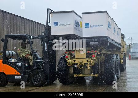 Mitglieder der 751. CSSC Task Force laden am 8. August 2024 persönliche Schutzausrüstung in ein Transportfahrzeug in einem Bereitschaftsbereich in Mullins, S.C. Die Ausrüstung, zu der auch Seile, Schwimmwesten, Sandsäcke, Taschenlampen und Toilettenartikel gehören, wird in Vorbereitung auf mögliche Überschwemmungen durch den Tropensturm Debby vorpositioniert. (Foto der Nationalgarde der US-Armee) Stockfoto