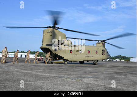 Luftstreitkräfte der US Air Force, die der 117th Air Control Squadron (ACS) zugeordnet sind, einer geografisch getrennten Einheit des 165th Airlift Wing, Georgia Air National Guard, an Bord eines CH-47 Chinook der US Army auf dem Hunter Army Airfield in Savannah, Georgia, am 31. Juli 2024. Die 117th ACS arbeitete mit der Georgia Army National Guard zusammen, um einen Anreizflug durchzuführen, um das letzte jährliche Feldtraining der Einheit vor der Umbenennung der Mission zu beenden. (Foto der U.S. Air National Guard von Senior Airman Christa Ross) Stockfoto