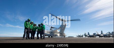 Matrosen posieren für ein Gruppenfoto vor einem CMV-22B Osprey, der den „Titanen“ der Fleet Logistics Multi-Mission Squadron (VRM) 30 zugeordnet ist, auf dem Flugdeck des Flugzeugträgers USS Carl Vinson (CVN 70) der Nimitz-Klasse während der Übung Rim of the Pacific (RIMPAC) 2024. 29 Nationen, 40 Überlandschiffe, drei U-Boote, 14 nationale Landstreitkräfte, mehr als 150 Flugzeuge und 25.000 Mitarbeiter nehmen vom 27. Juni bis 1. August an der RIMPAC Teil. RIMPAC, die weltweit größte internationale Übung im Seeverkehr, bietet eine einzigartige Ausbildungsmöglichkeit und fördert und unterstützt Stockfoto