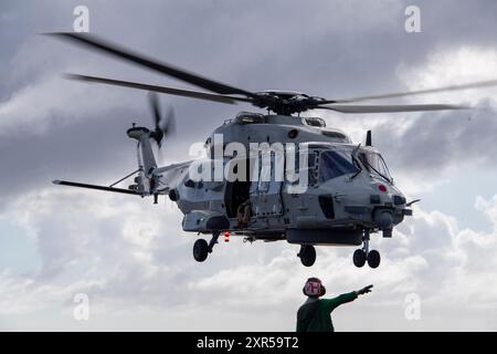 Ein Fregatthubschrauber der Royal Netherlands Navy NH-90 NATO nähert sich dem Flugdeck des Flugzeugträgers USS Carl Vinson (CVN 70) der Nimitz-Klasse an, während das Schiff an der Exercise Rim of the Pacific (RIMPAC) 2024 teilnimmt. 29 Nationen, 40 Überlandschiffe, drei U-Boote, 14 nationale Landstreitkräfte, mehr als 150 Flugzeuge und 25.000 Mitarbeiter nehmen vom 27. Juni bis 1. August an der RIMPAC Teil. RIMPAC ist die weltweit größte internationale maritime Übung und bietet eine einzigartige Ausbildungsmöglichkeit, während gleichzeitig kooperative Beziehungen gefördert und aufrechterhalten werden Stockfoto